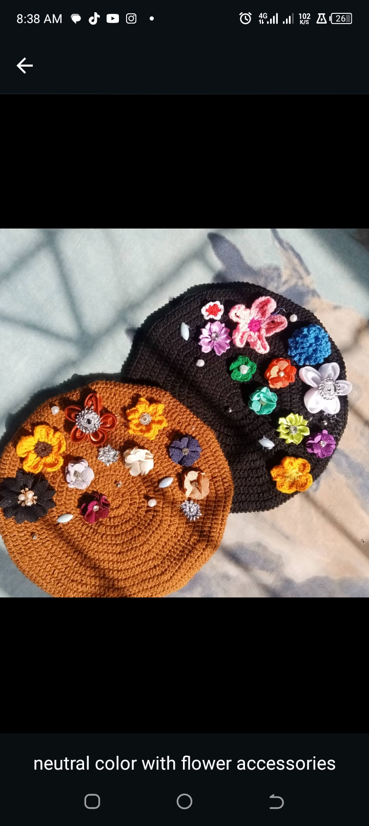 Neutral crochet beret with flower accessories